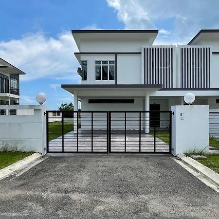 Desaru Arcadia Villa With Pool Table, Outdoor Bbq, Indoor Steamboat By Beestay Kangkar Chemaran المظهر الخارجي الصورة